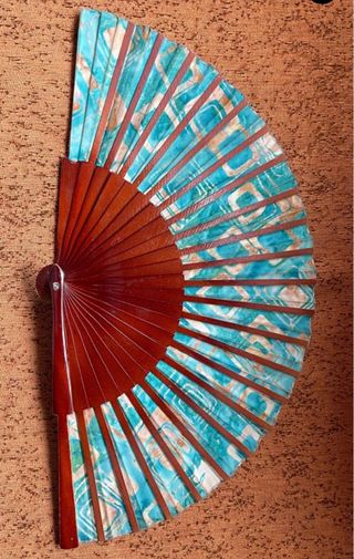 Abanico de madera y tela con diseño