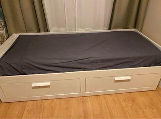 Cama extensible con cajones con colchón.