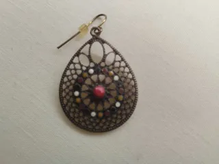 Pendientes Parfois dorados con detalle rojo