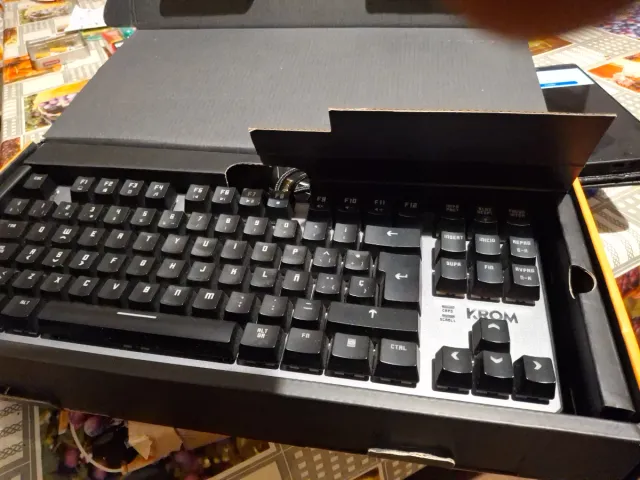 Teclado Krom Kernel TKL RGB Mecánico
Solo envios