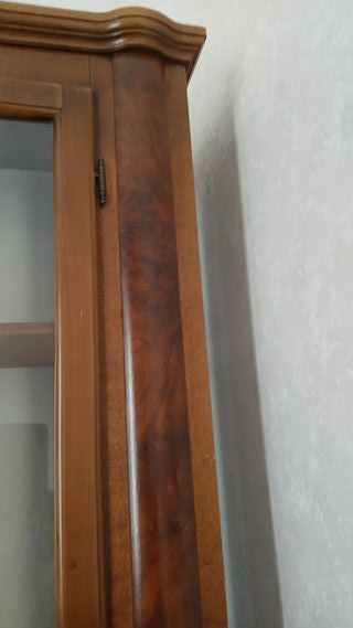 Vetrina in noce e radica di noce