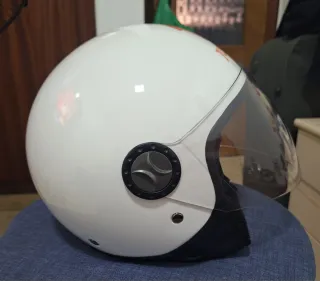 Casco de moto blanco con visera