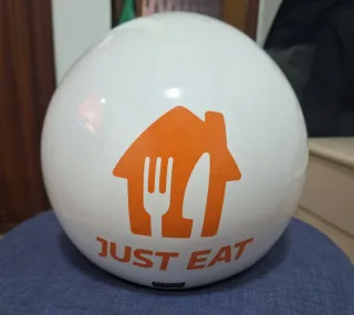 Casco de moto blanco con visera