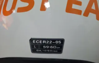 Casco de moto blanco con visera