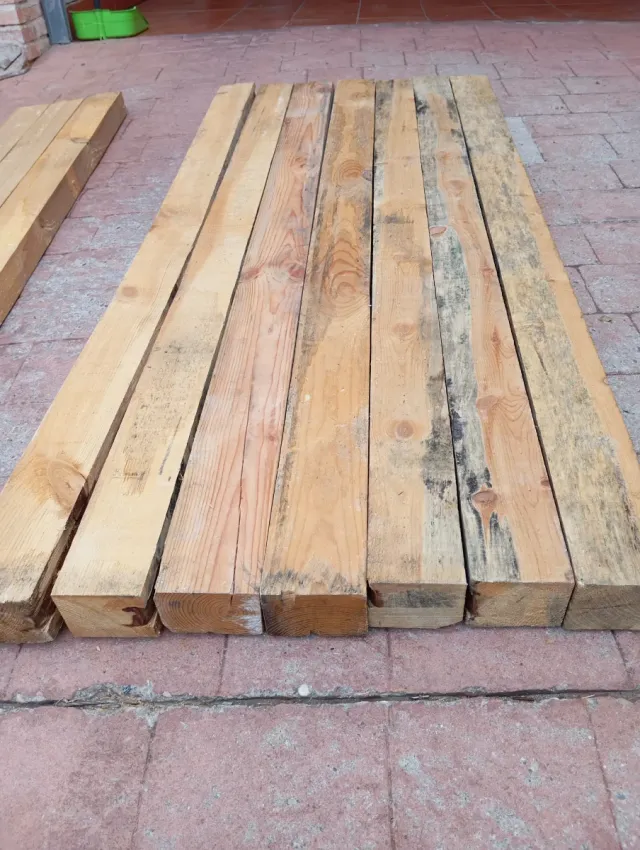 Listones, vigas, tablas, puntales de madera.