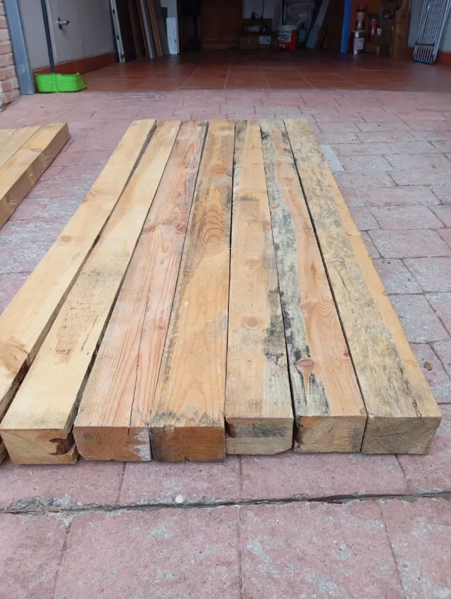 Listones, vigas, tablas, puntales de madera.