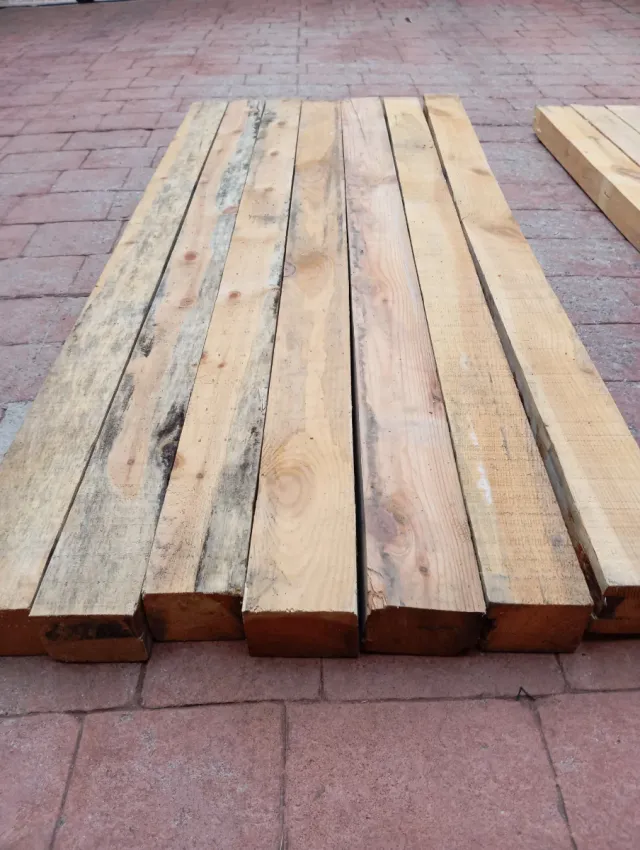 Listones, vigas, tablas, puntales de madera.