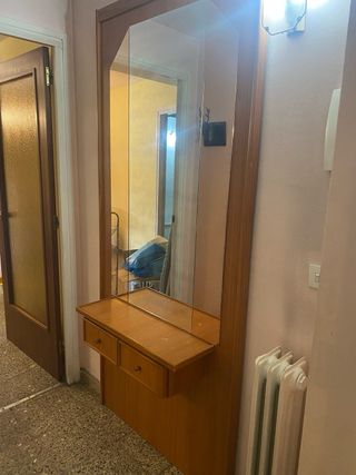 Recibidor de madera y cristal