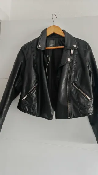 Cazadora efecto piel negra Primark