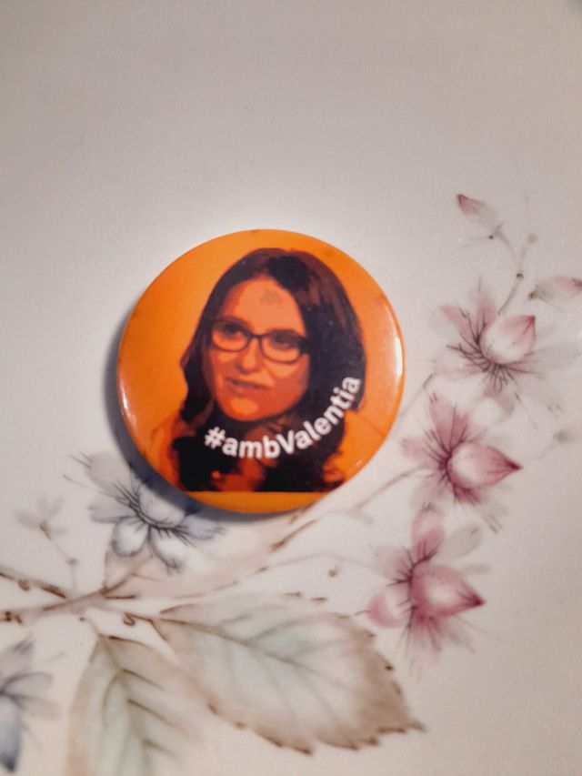 MÓNICA OLTRA RECUERDO CHAPA CON IMPERDIBLE