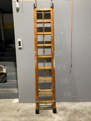 Escalera telefónica de madera