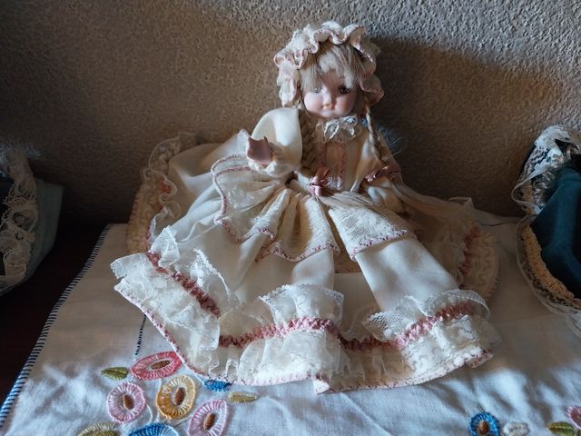 Bambola di porcellana vintage
