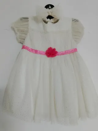 Vestido blanco con diadema y flor rosa, y sudadera