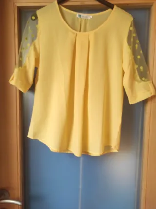 Blusa gialla maniche a pois