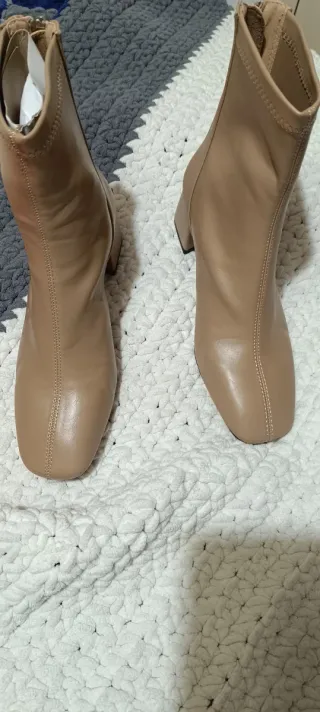 Botines Beige Tacón Cuadrado