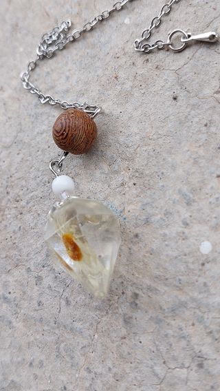 Péndulo con flor natural