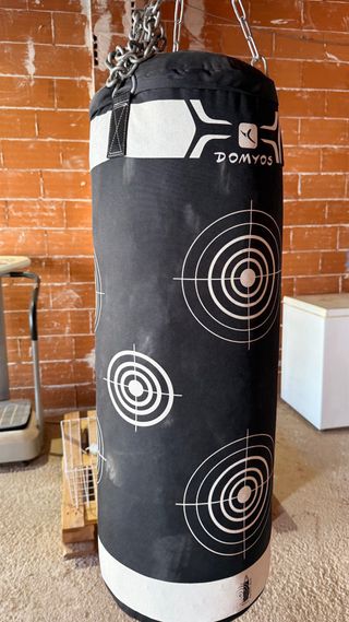 Saco de boxeo con guantes