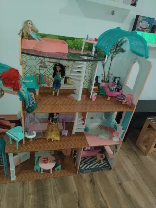Casa de muñecas con accesorios