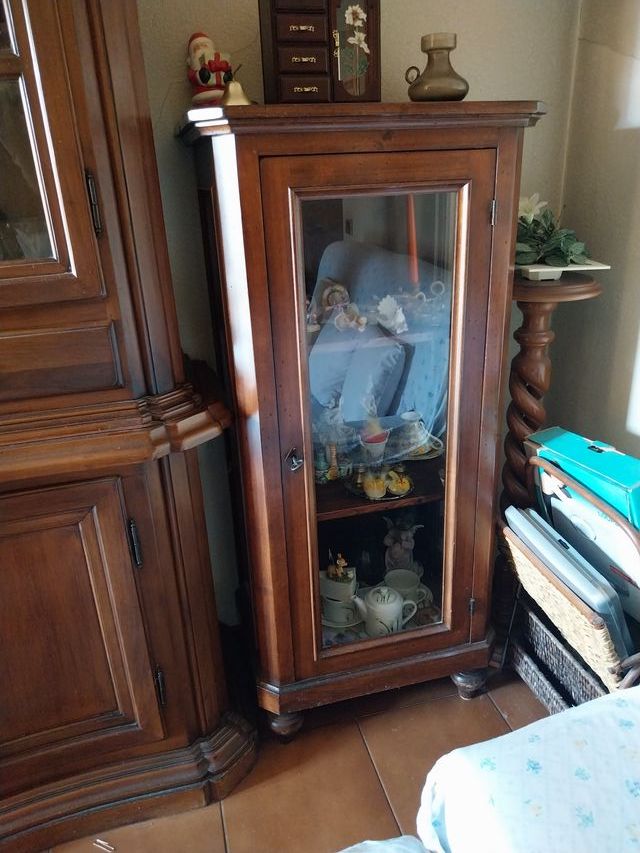 Vetrinetta in noce con ante in vetro