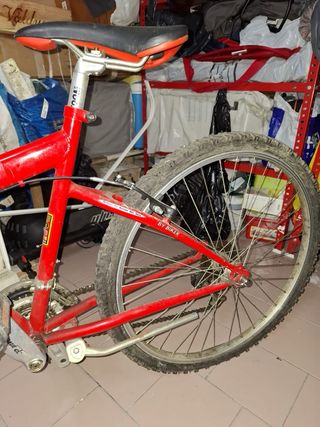 Bicicleta de montaña roja