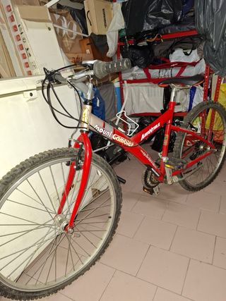 Bicicleta de montaña roja