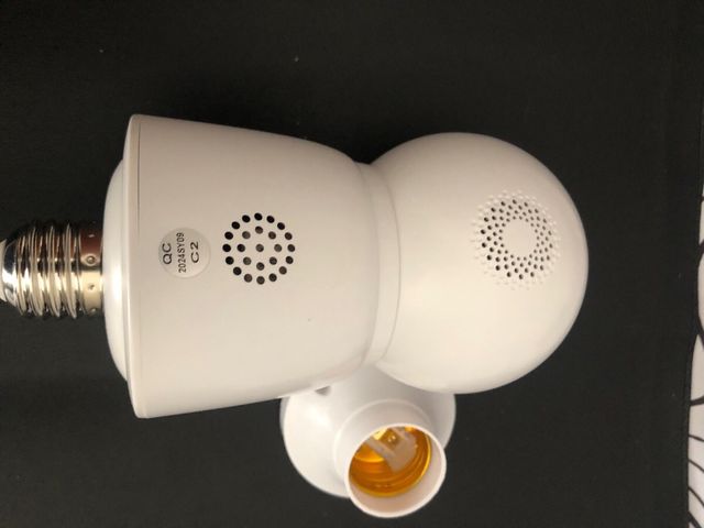 Câmera de vigilância branca com conexão