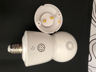 Câmera de vigilância branca com conexão