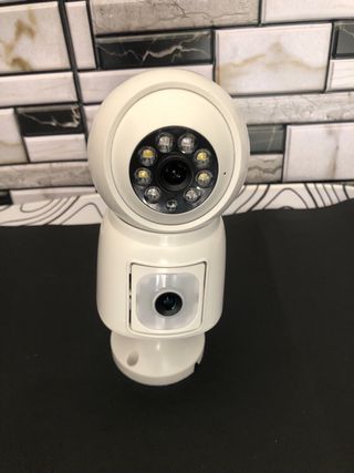 Câmera de vigilância branca com conexão