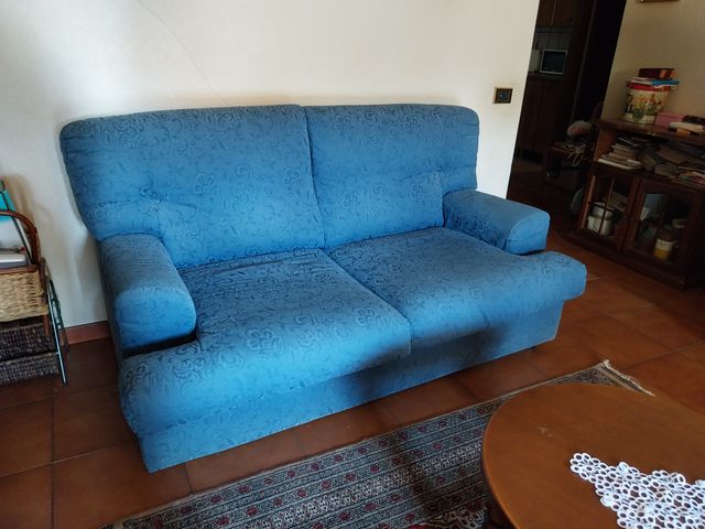 Divano blu in tessuto