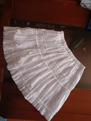 Falda blanca con volantes y lentejuelas