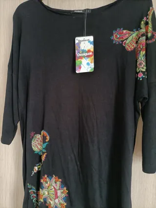 Camiseta Desigual negra con estampado floral Talla