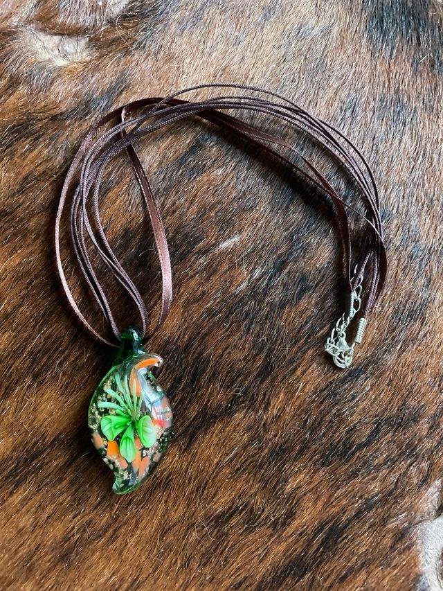 Collana ciondolo in vetro verde e arancione