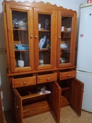 Mueble de madera maciza con vitrina