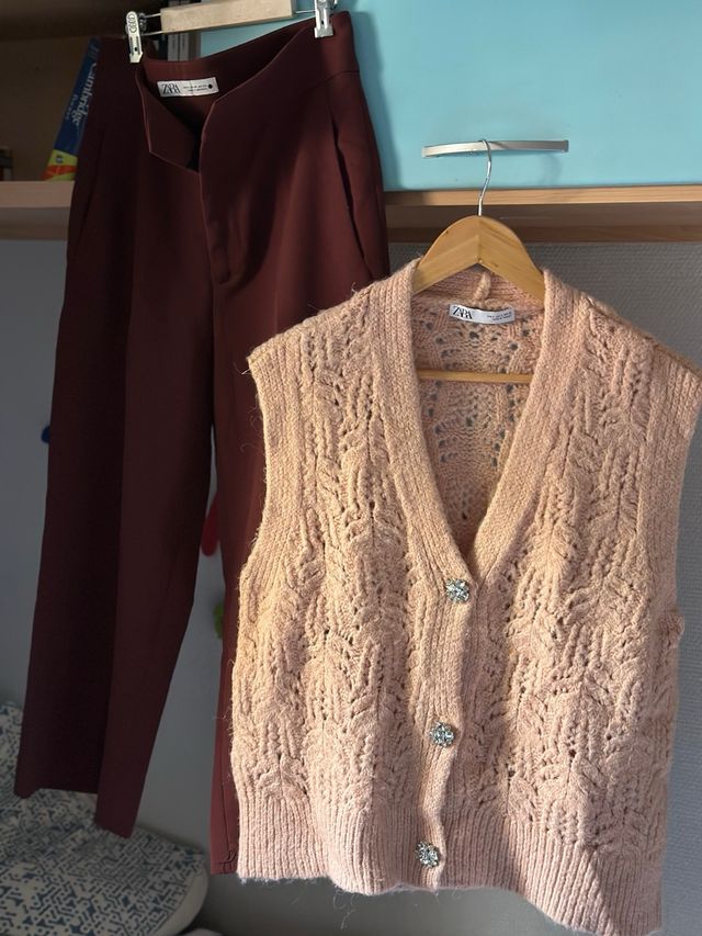 Conjunto Zara: Chaleco Rosa y Pantalón Burdeos