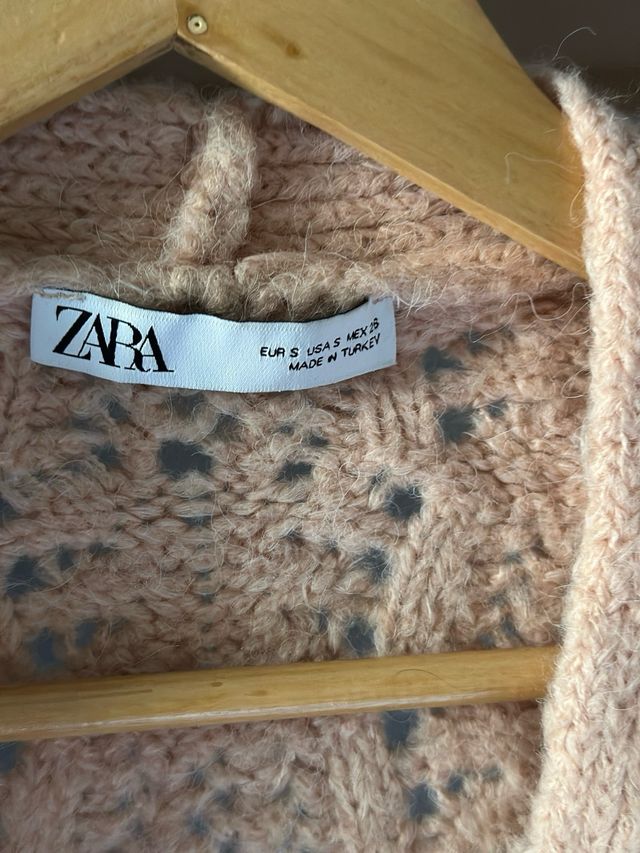 Conjunto Zara: Chaleco Rosa y Pantalón Burdeos