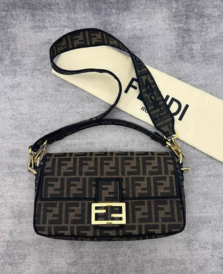 Borsa Fendi Baguette nera e marrone