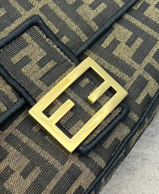 Borsa Fendi Baguette nera e marrone