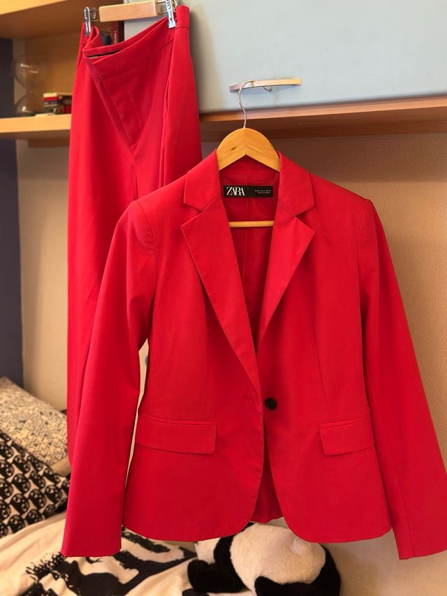 Traje Zara fucsia