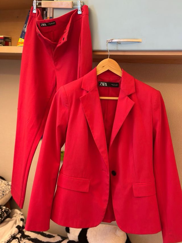 Traje Zara fucsia