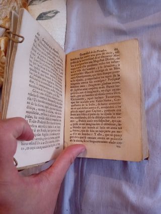 Libro antiguo con encuadernación de cuero