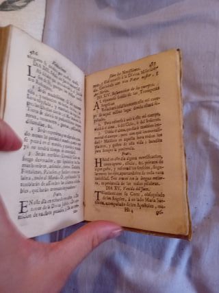 Libro antiguo con encuadernación de cuero