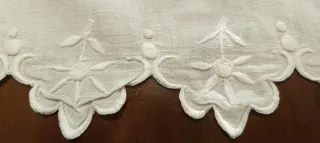 Ranner ricamato bianco