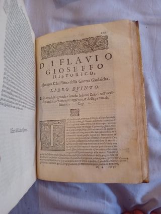 Libro antiguo tapa dura