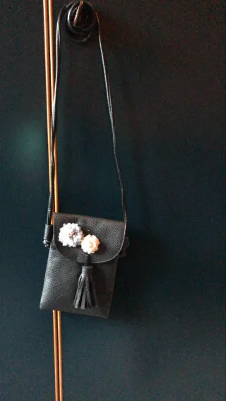 Borsetta nera con fiori e nappa