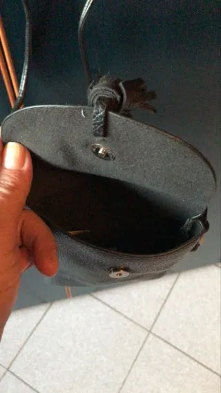 Borsetta nera con fiori e nappa