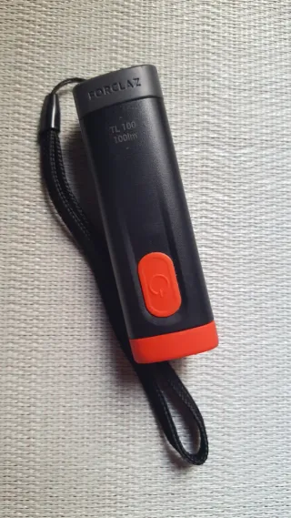 Linterna de Montaña foco pilas 100 lúmenes Forclaz