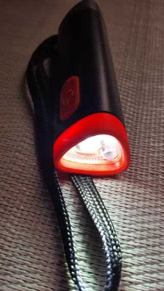 Linterna de Montaña foco pilas 100 lúmenes Forclaz