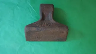 Cuchilla corta césped o pieza con la marca M40