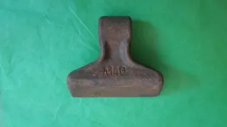 Cuchilla corta césped o pieza con la marca M40