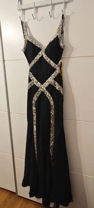 Vestido de fiesta negro con detalles dorados